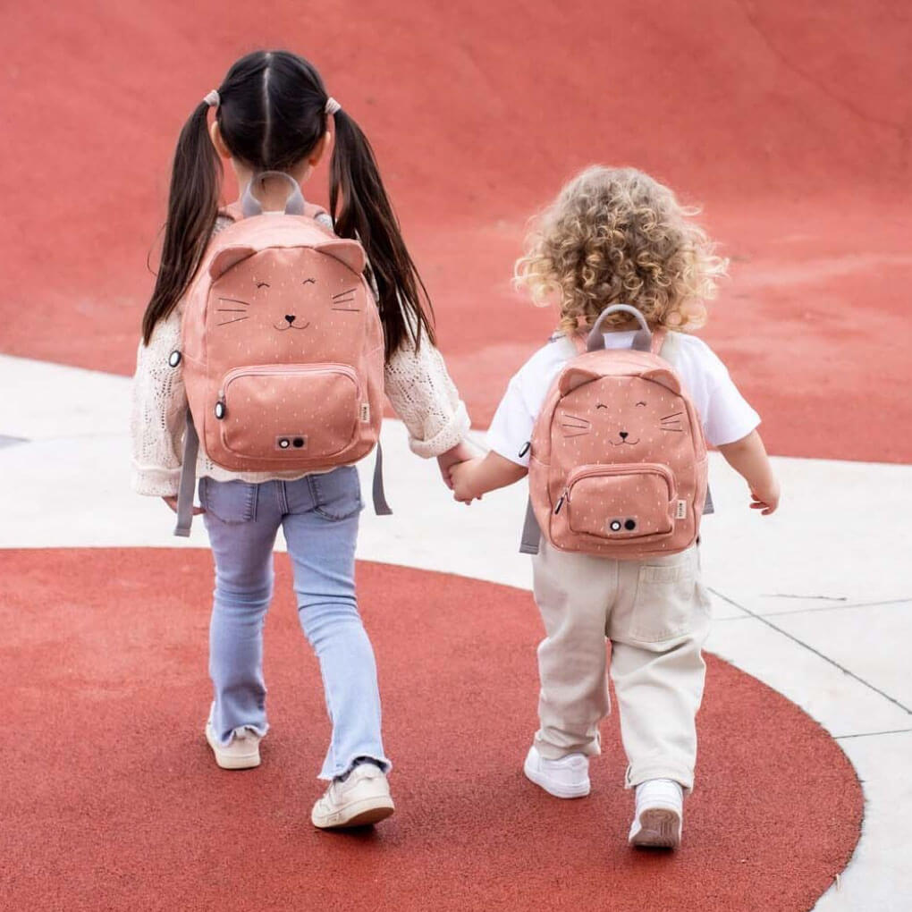 Criança com mochila da Trixie, Pré-Escolar 